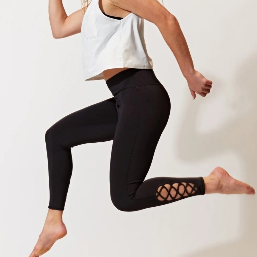 Marika High-Waisted Lace Criss-Cross Cut-out  Ankle Workout Leggings. Size Large